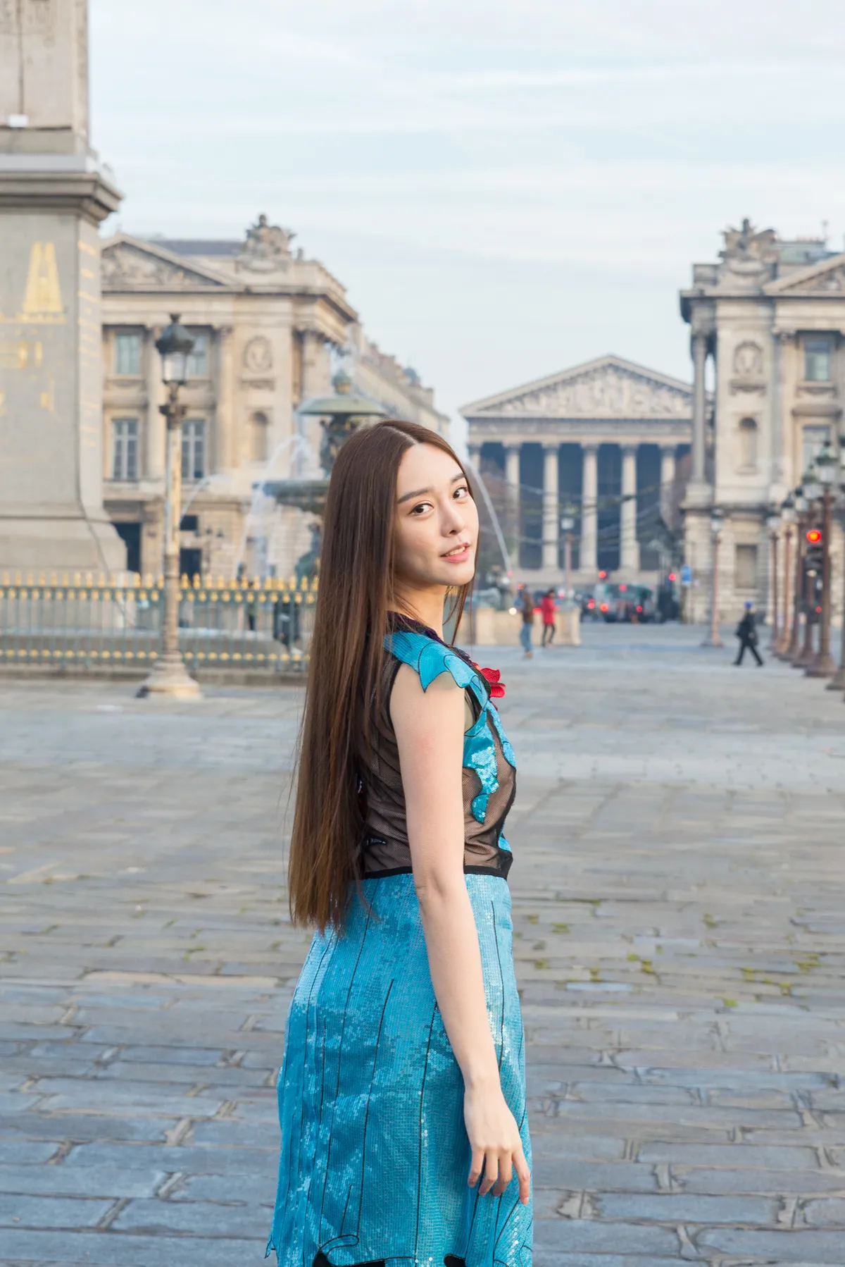 Photographe - jeune femme élégante posant à Paris