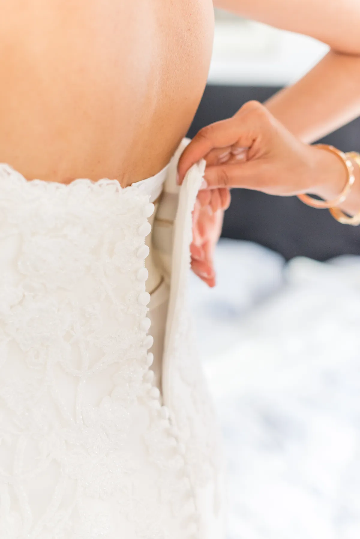 Photo mariage Tresserve – détail préparatifs boutonne robe mariée mariage
