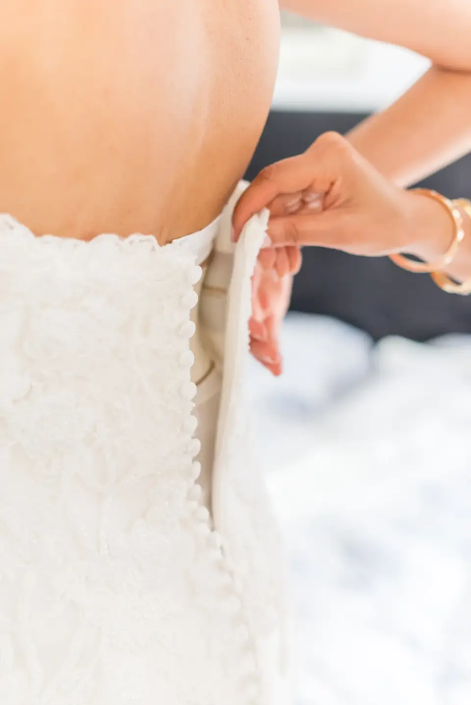 Photo mariage Tresserve – détail préparatifs boutonne robe mariée mariage