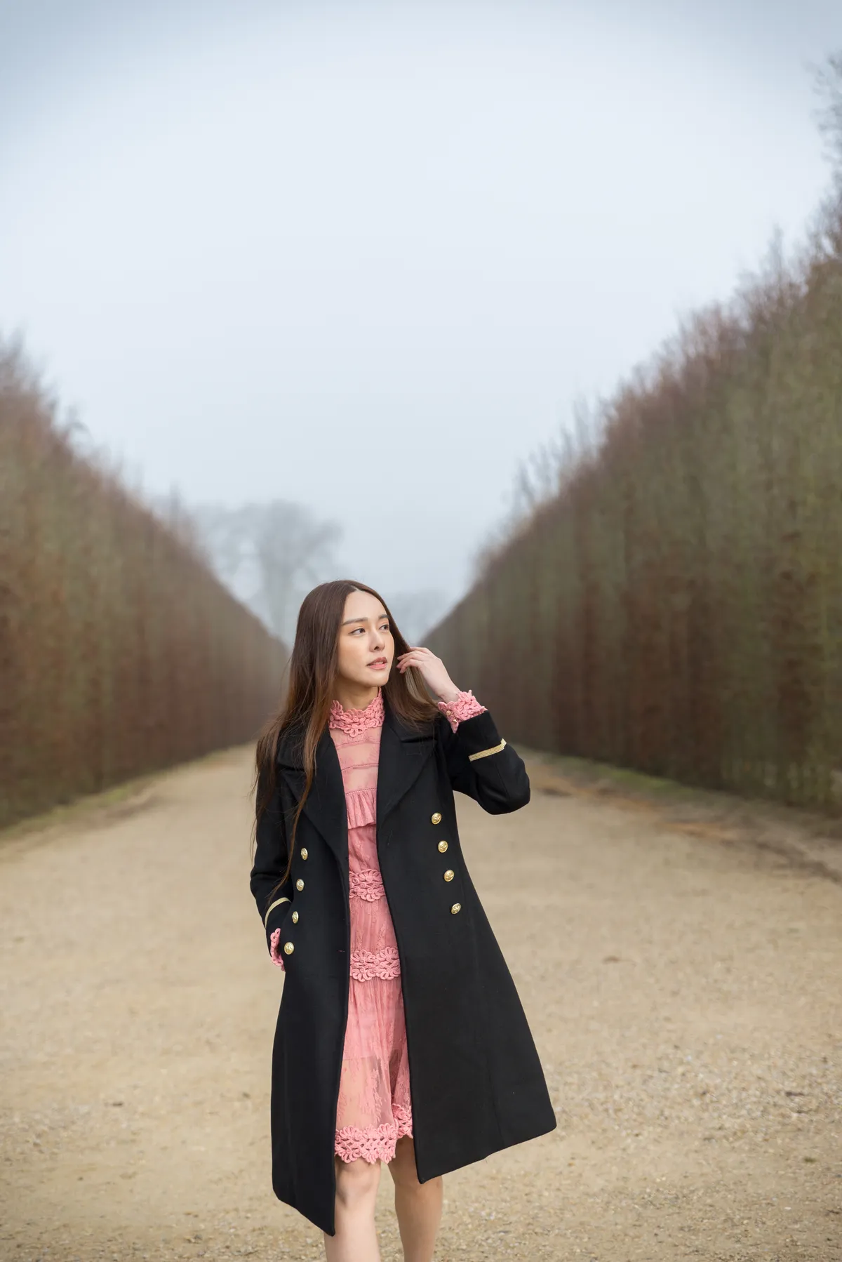 Photographe - jeune femme dans les allées du jardin d'un château