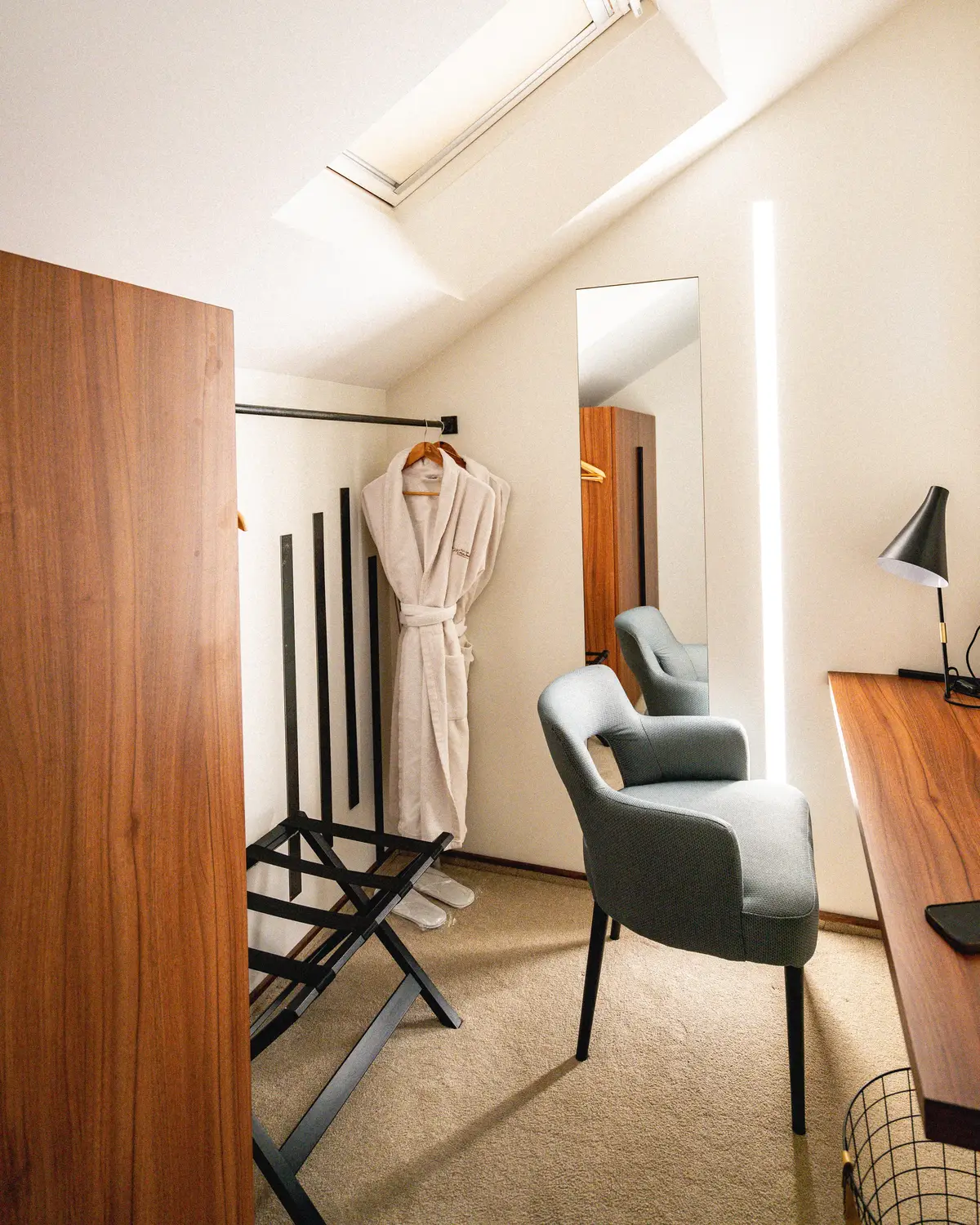 Photo hôtel Annecy – bureau peignoir chambre hôtel moderne élégant