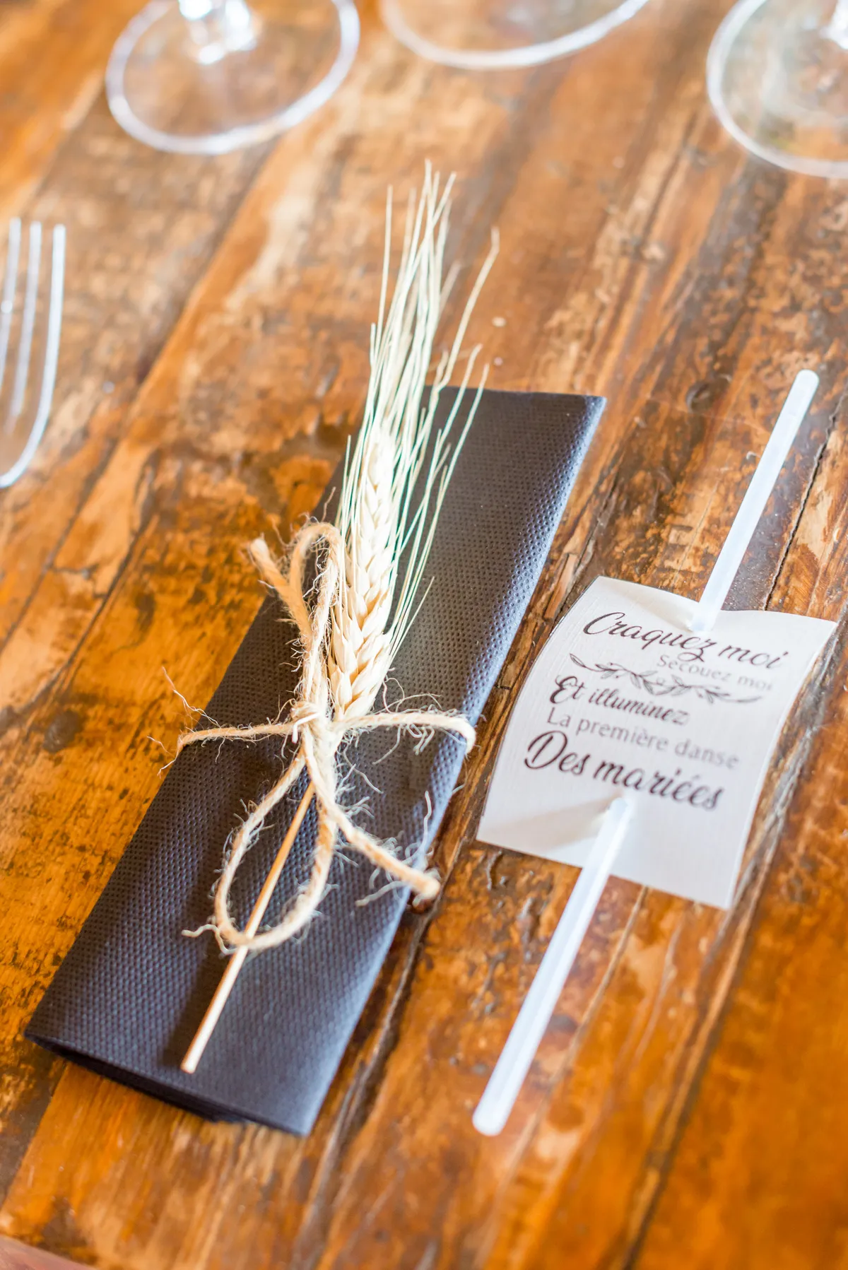 Photo mariage Savoie – détail épi de blé cierge magique décoration