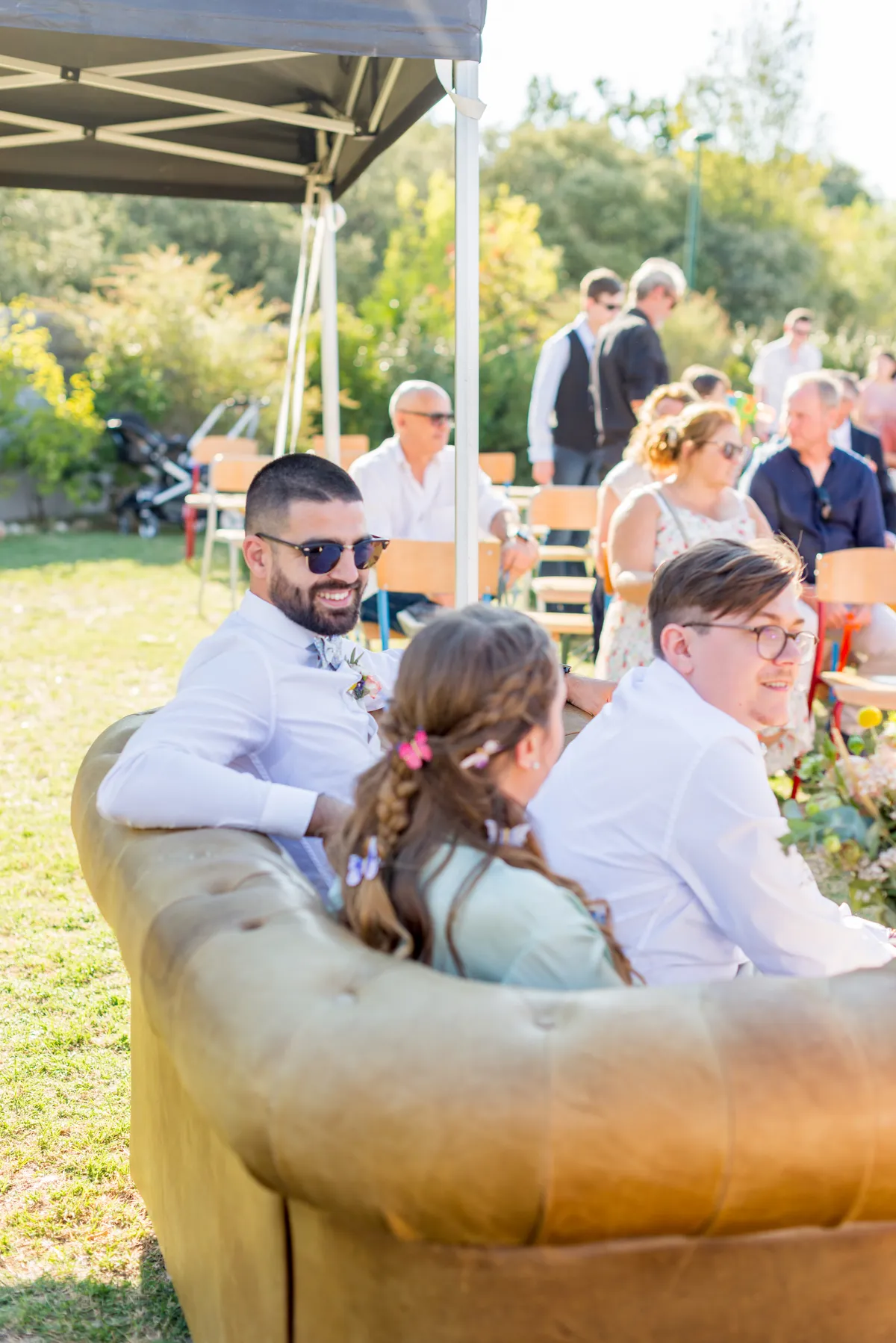 Photo mariage Savoie – invités rient cérémonie laïque extérieure