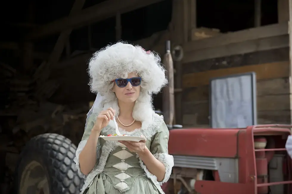 Photographe tournage cinéma Aix-les-Bains - une femme en perruque blanche et lunettes de soleil tient une assiette de nourriture.