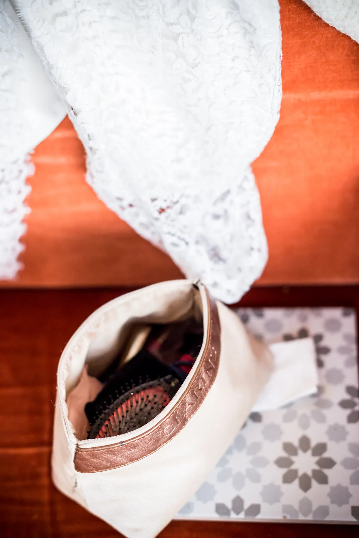 Photo mariage Chambéry – détail trousse maquillage préparatifs mariage