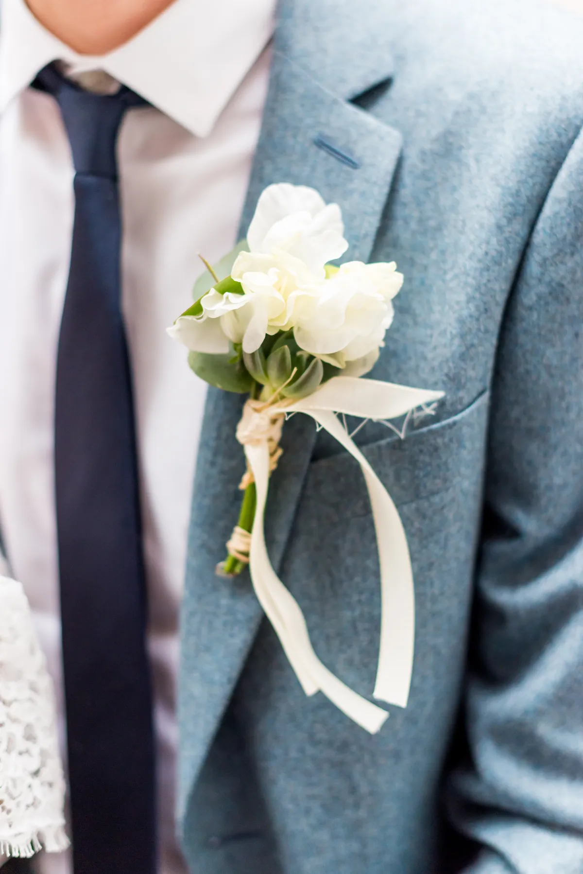 Photographe mariage Savoie – boutonnière marié détail vin d'honneur