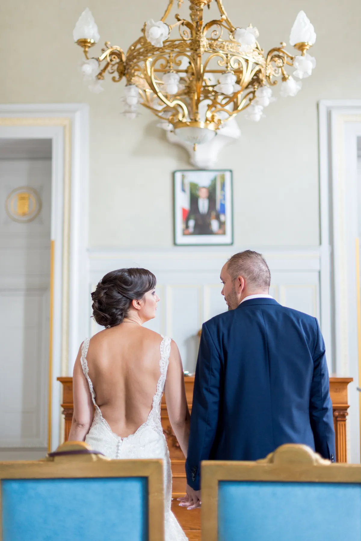 Photographe mariage Savoie – mariés de dos cérémonie civile mairie