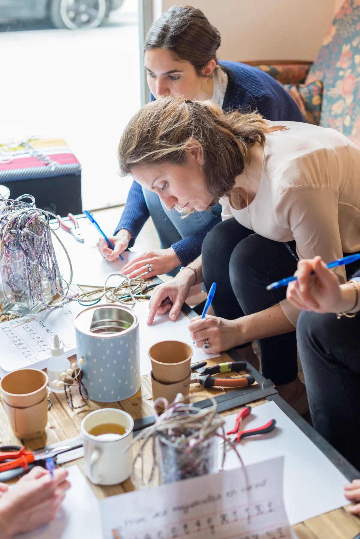 Photographe événementiel Haute-Savoie - deux jeunes femmes suivent un atelier DIY