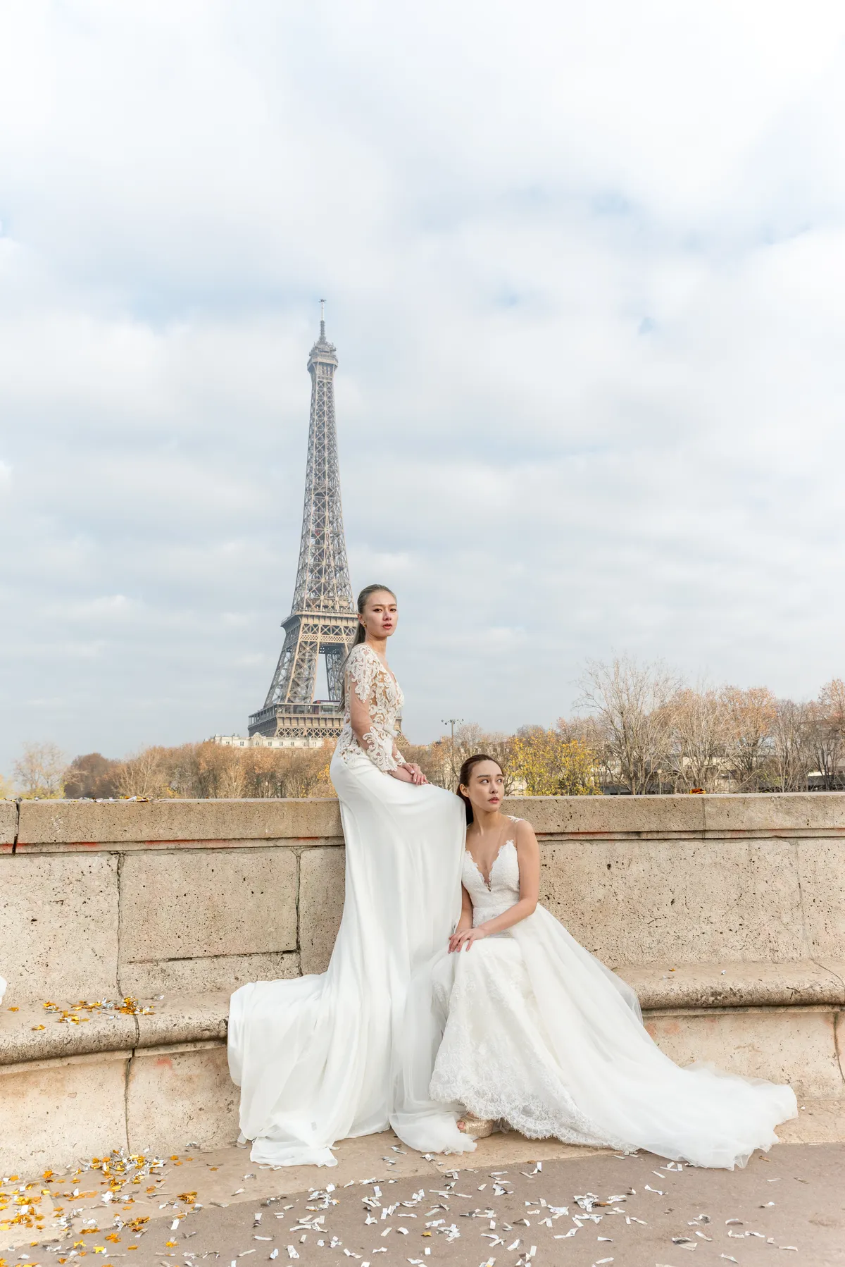 Photographe portrait mariage – jeunes femmes en robe de mariée face à la Tour Eiffel