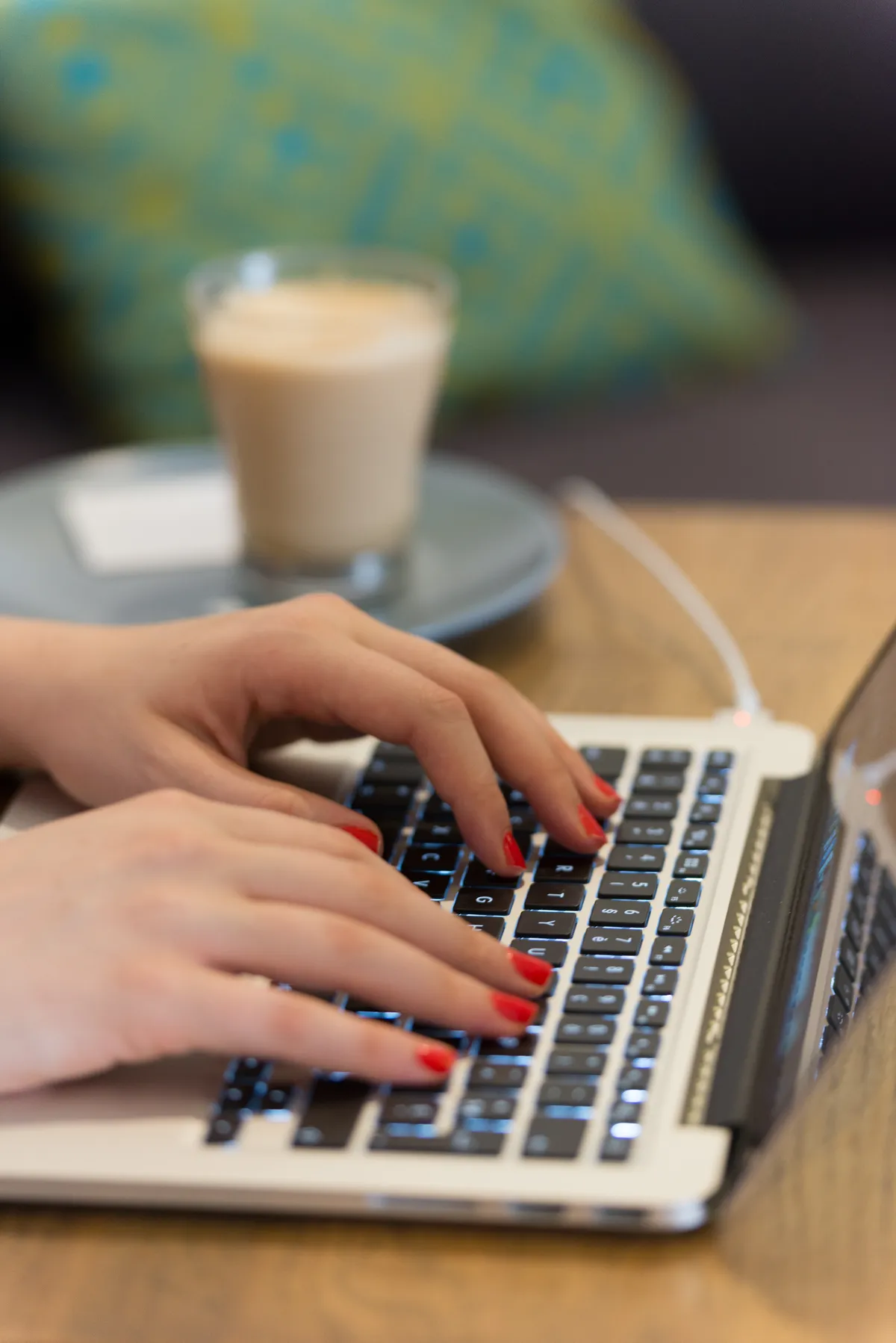 Photographe entreprise Annecy - mains aux ongles vernis tapotent sur un clavier d'ordinateur 