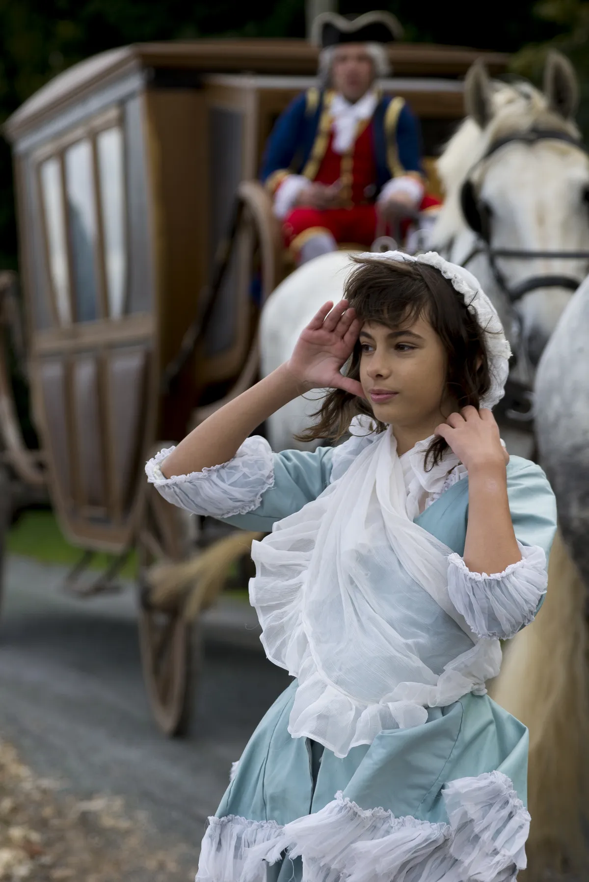 Photographe plateau cinéma Lyon -une petite fille en costume d'époque devant une calèche 