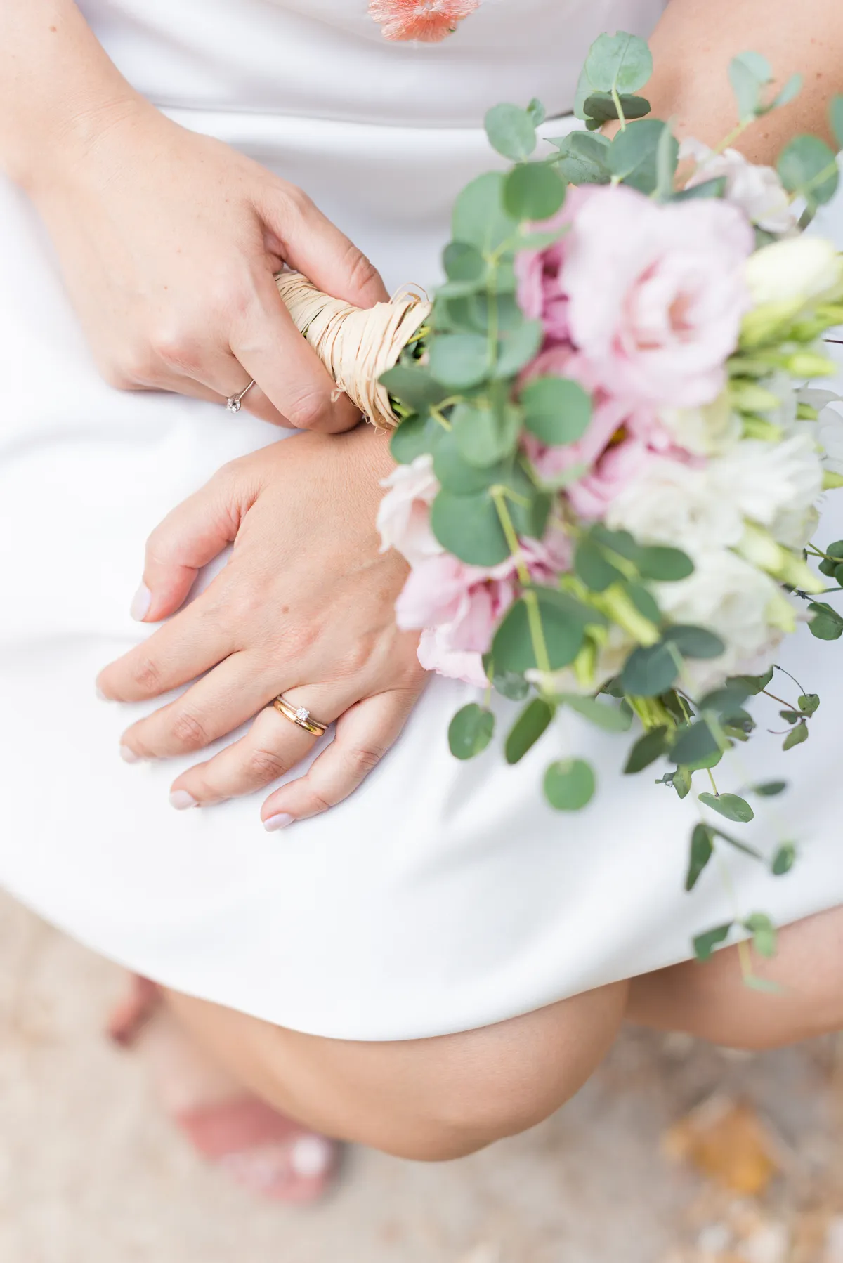 photo mariage Tresserve bague de fiançaille et bouquet de la mariee