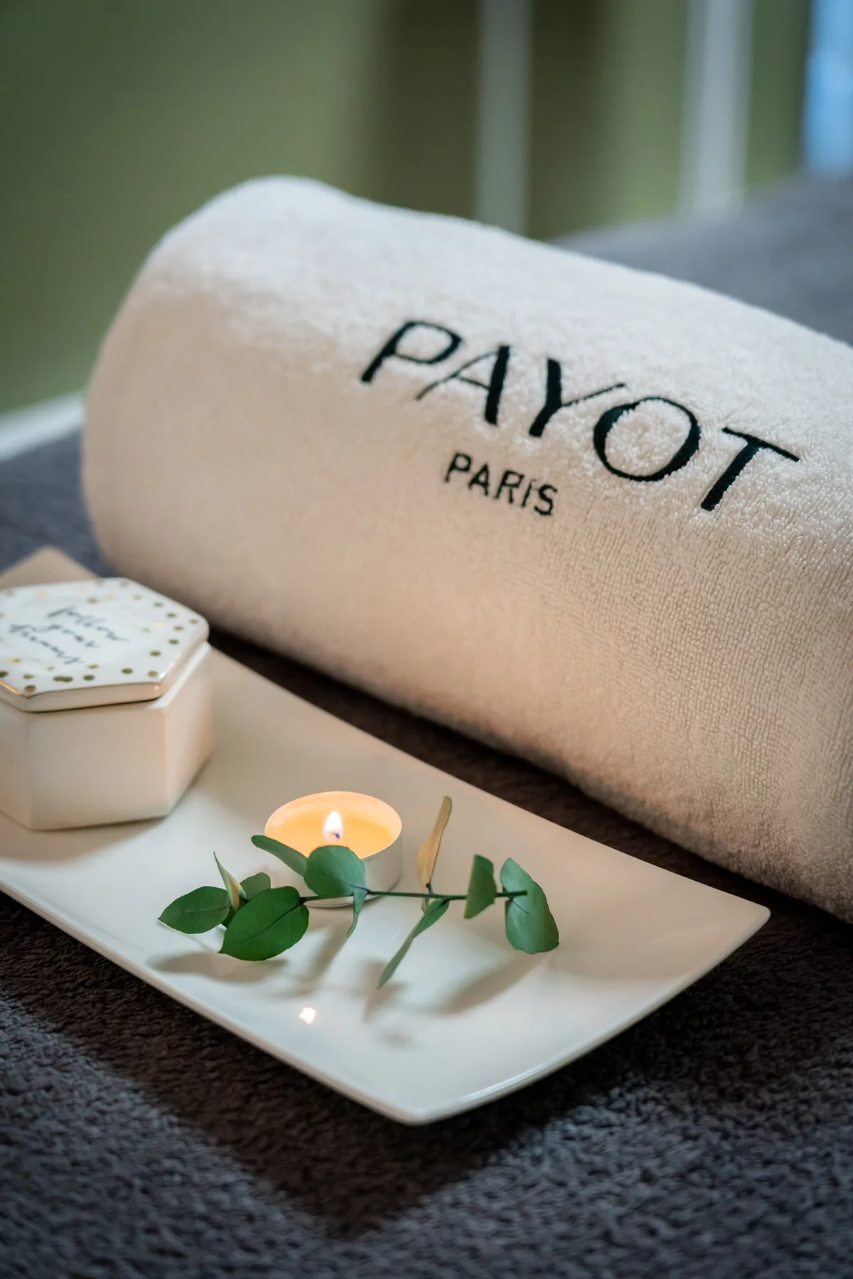 Photographe entreprise Annecy – serviette blanche bougie Payot ambiance soin