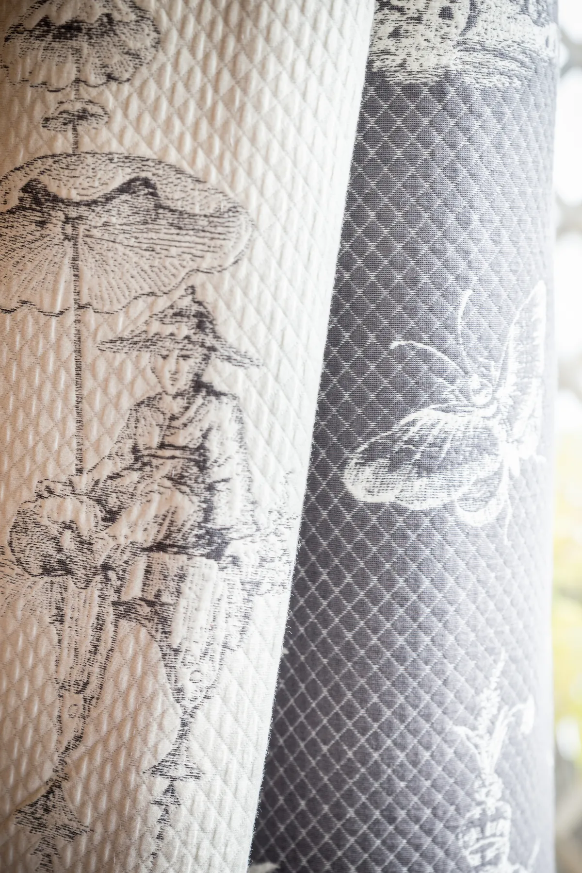 Photographe Aix-les-Bains - détail sur un rideau blanc et gris à motifs 