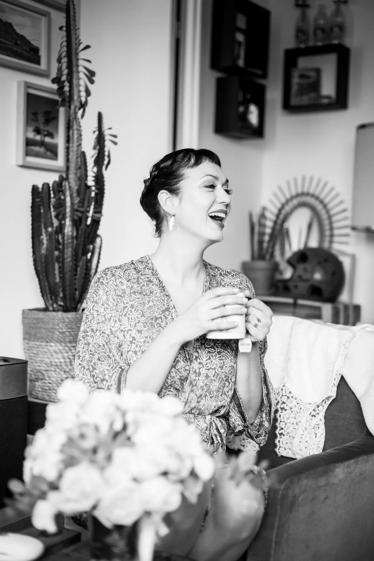 Photographe mariage Savoie – mariée rit boit café préparatifs mariage