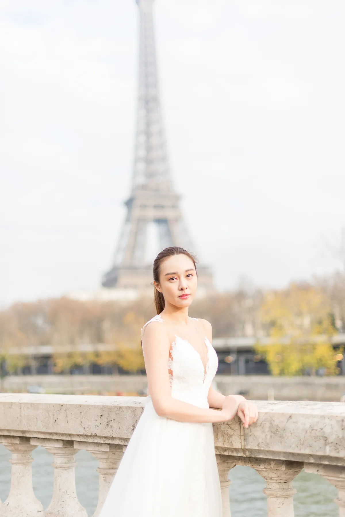 Photographe portrait mariage – jeune femme en robe de mariée face à la Tour Eiffel à Paris