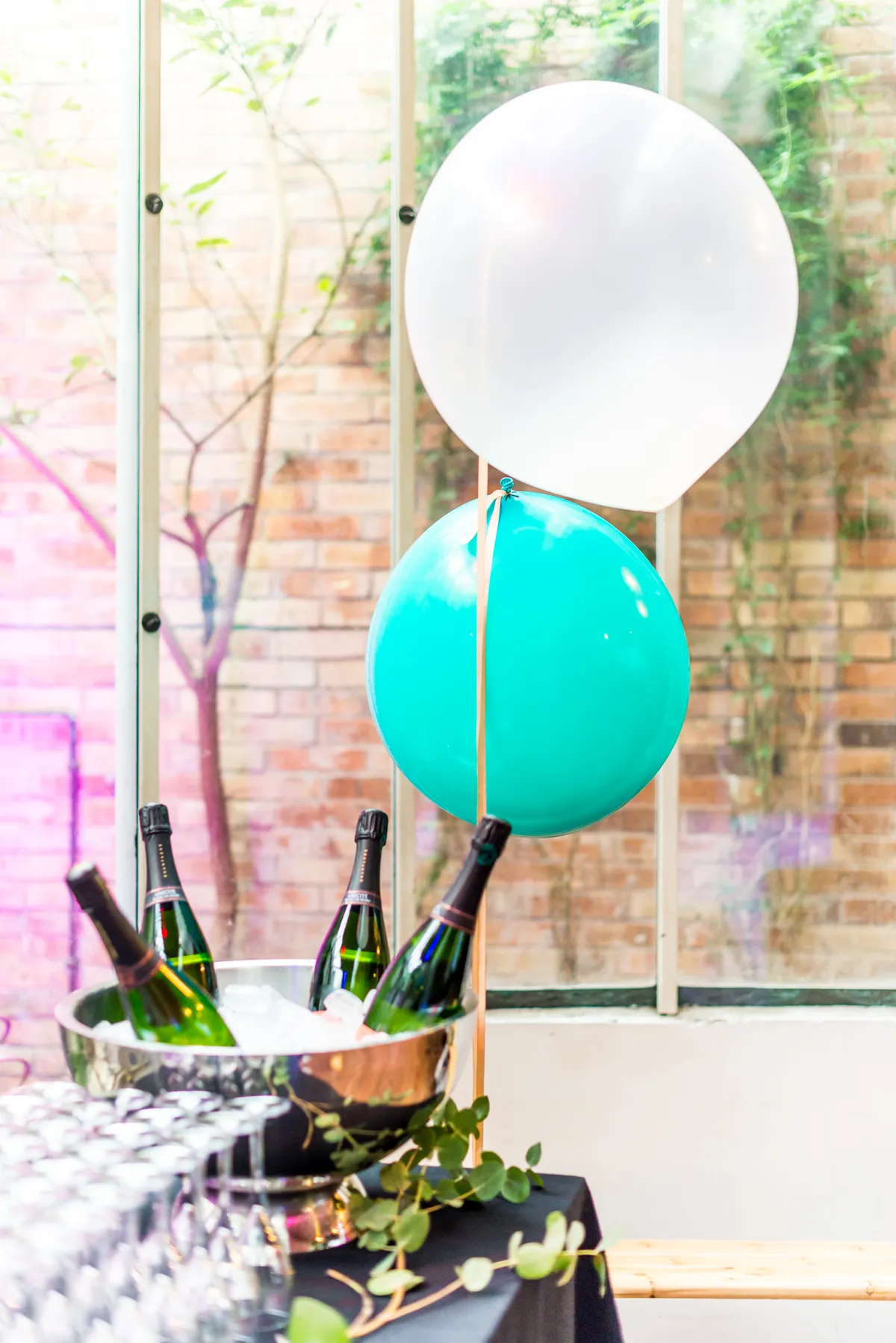 Photographe mariage Savoie – détail décoration ballons buffet vin d'honneur