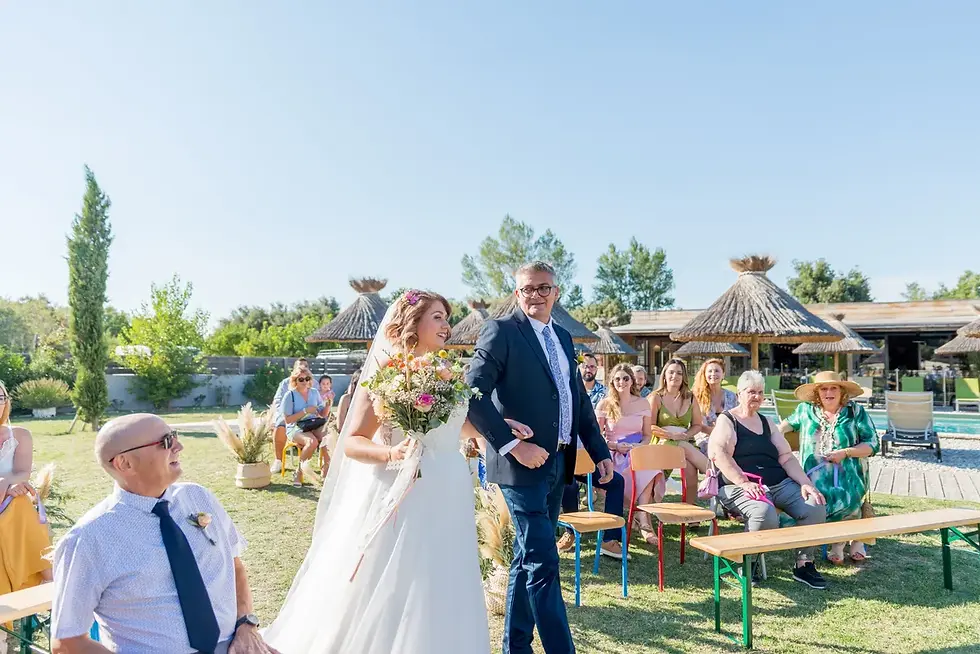 Photographe mariage Haute-Savoie – père et mariée allée cérémonie laïque extérieure