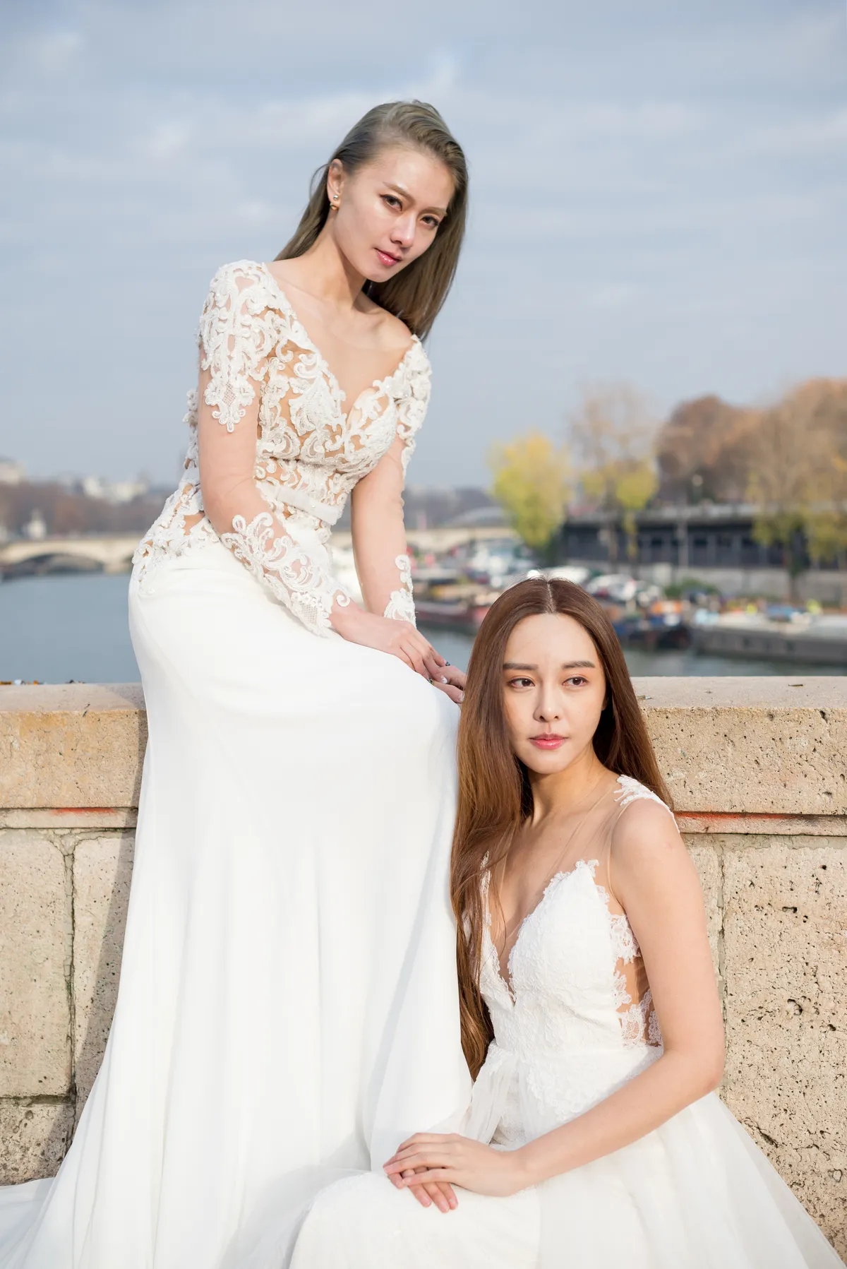 Photographe portrait mariage – jeunes femmes en robe de mariée à Paris
