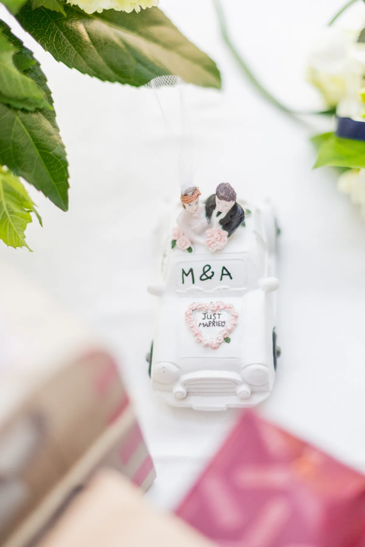 Photographe mariage Haute-Savoie – détail décoration petite voiture mariés