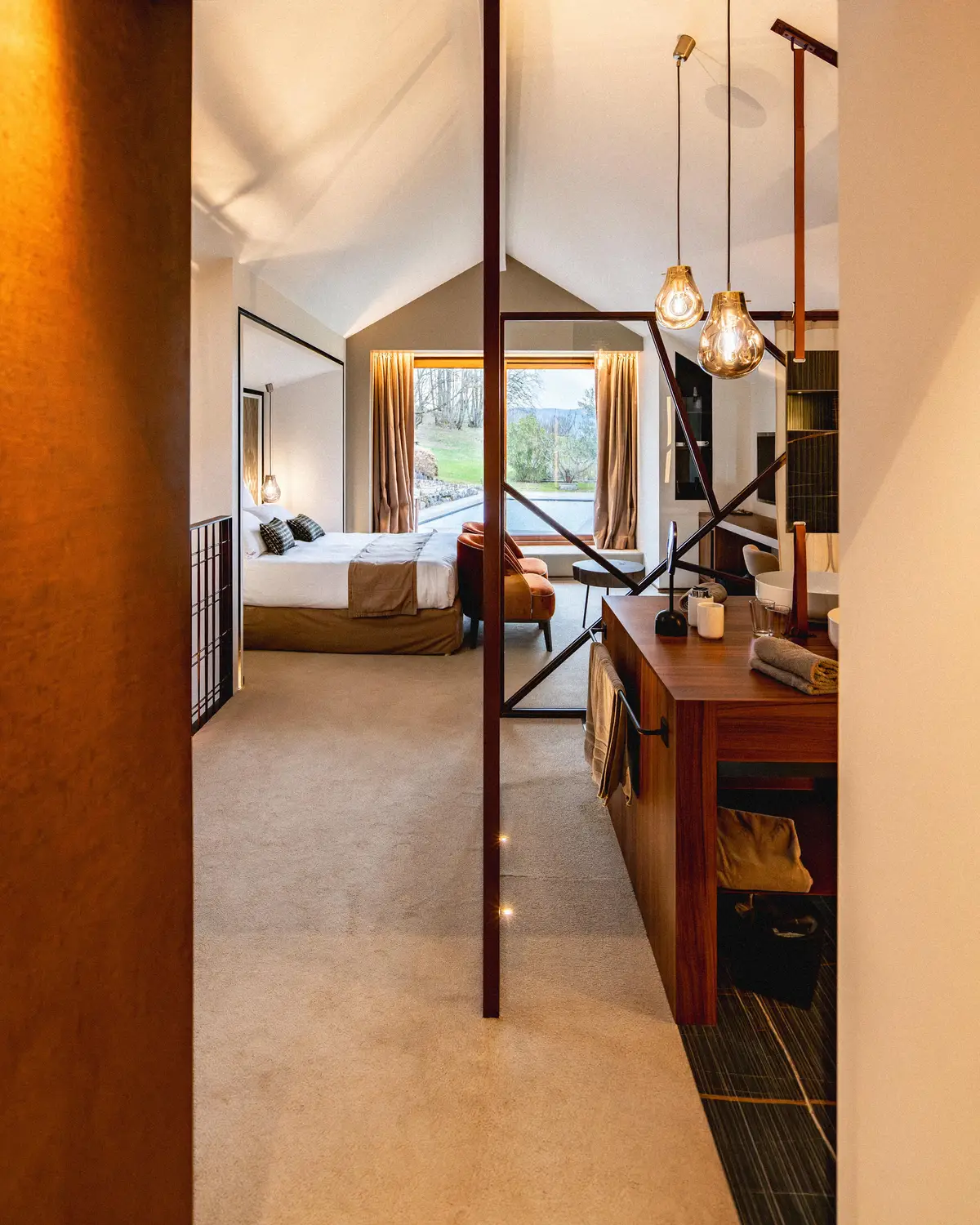 Photographe hôtelier Savoie – suite salle de bain chambre moderne hôtel