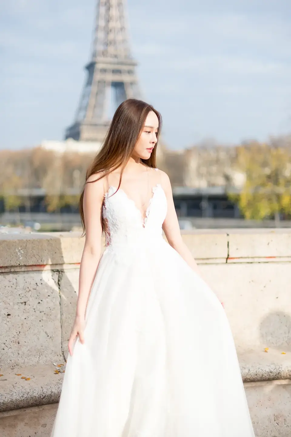 Photographe portrait mariage – femme en robe de mariée face à la Tour Eiffel