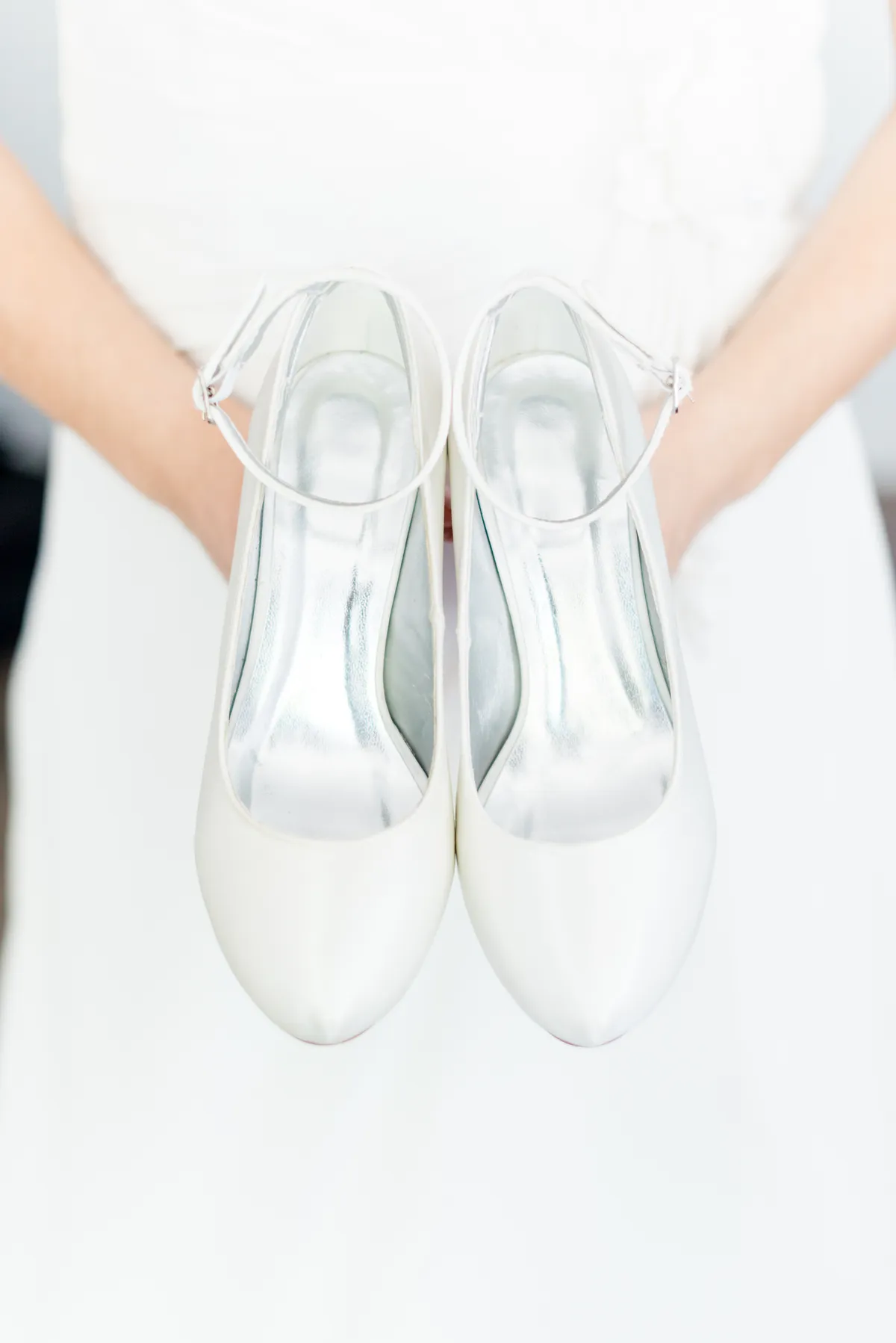 Photo mariage Aix-les-Bains – détail chaussures mariée préparatifs