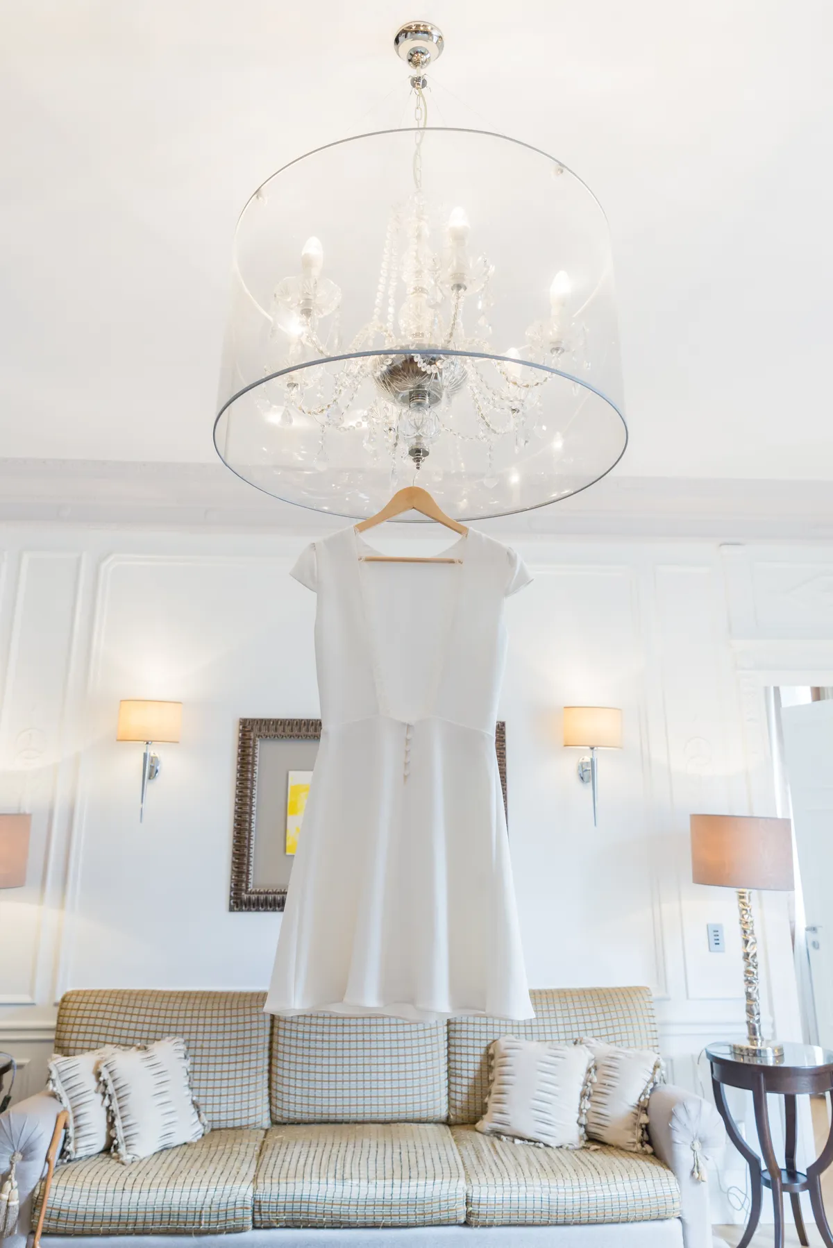 Photo mariage Savoie – robe mariée suspendue chambre hôtel luxueux préparatifs