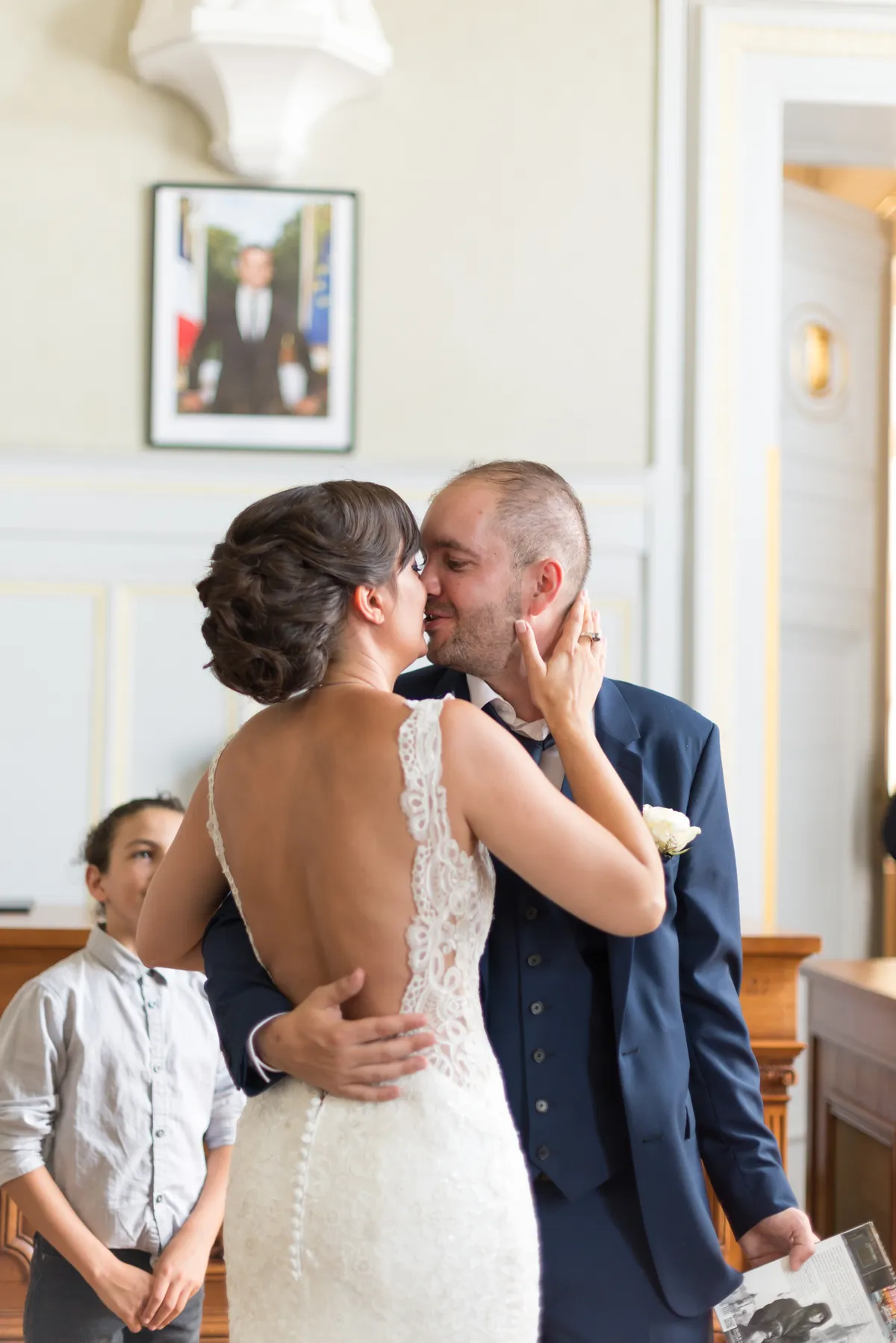 Photo mariage Aix-les-Bains – couple mariés complices portrait naturel