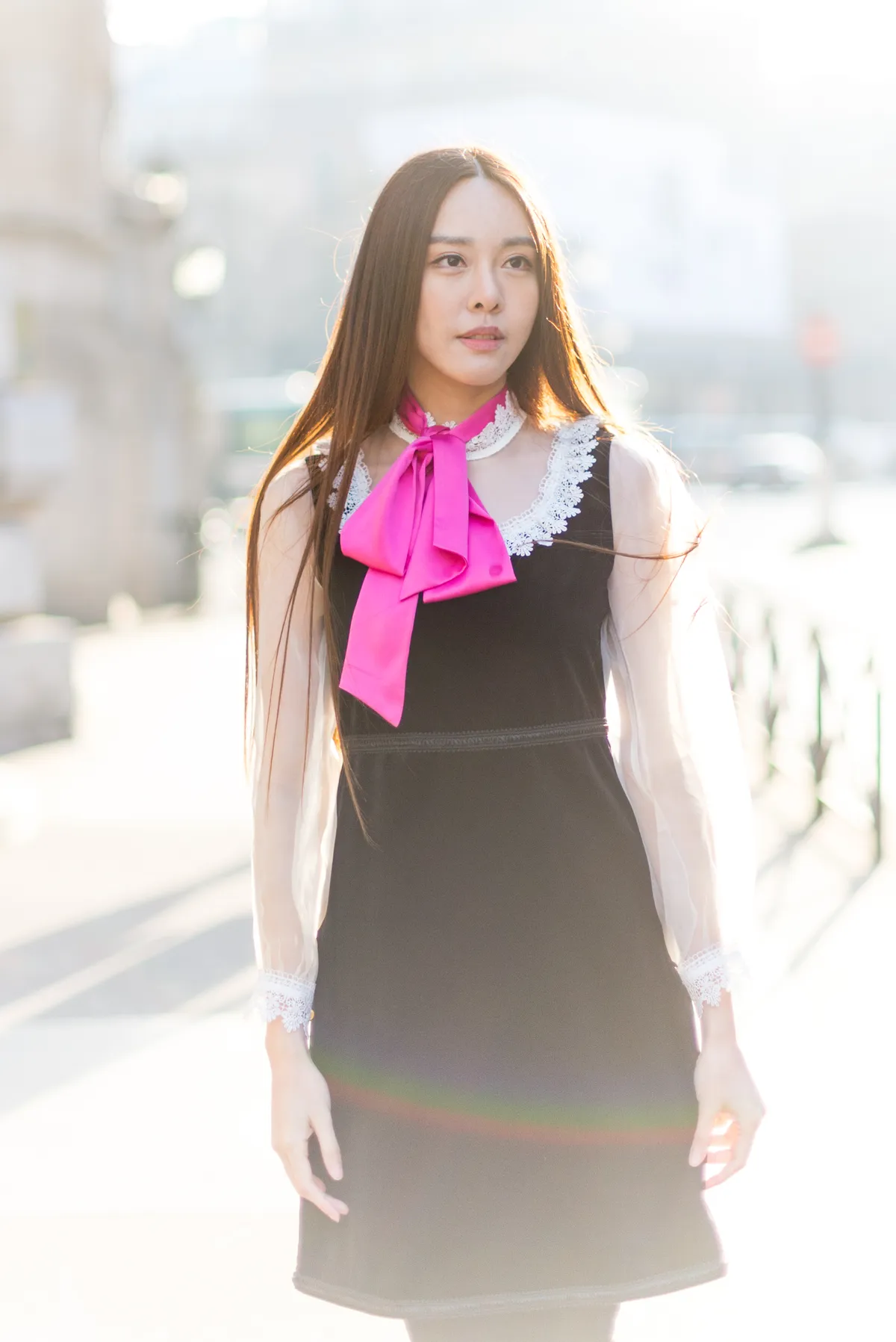 Portrait photo - jeune femme élégante posant dos au soleil