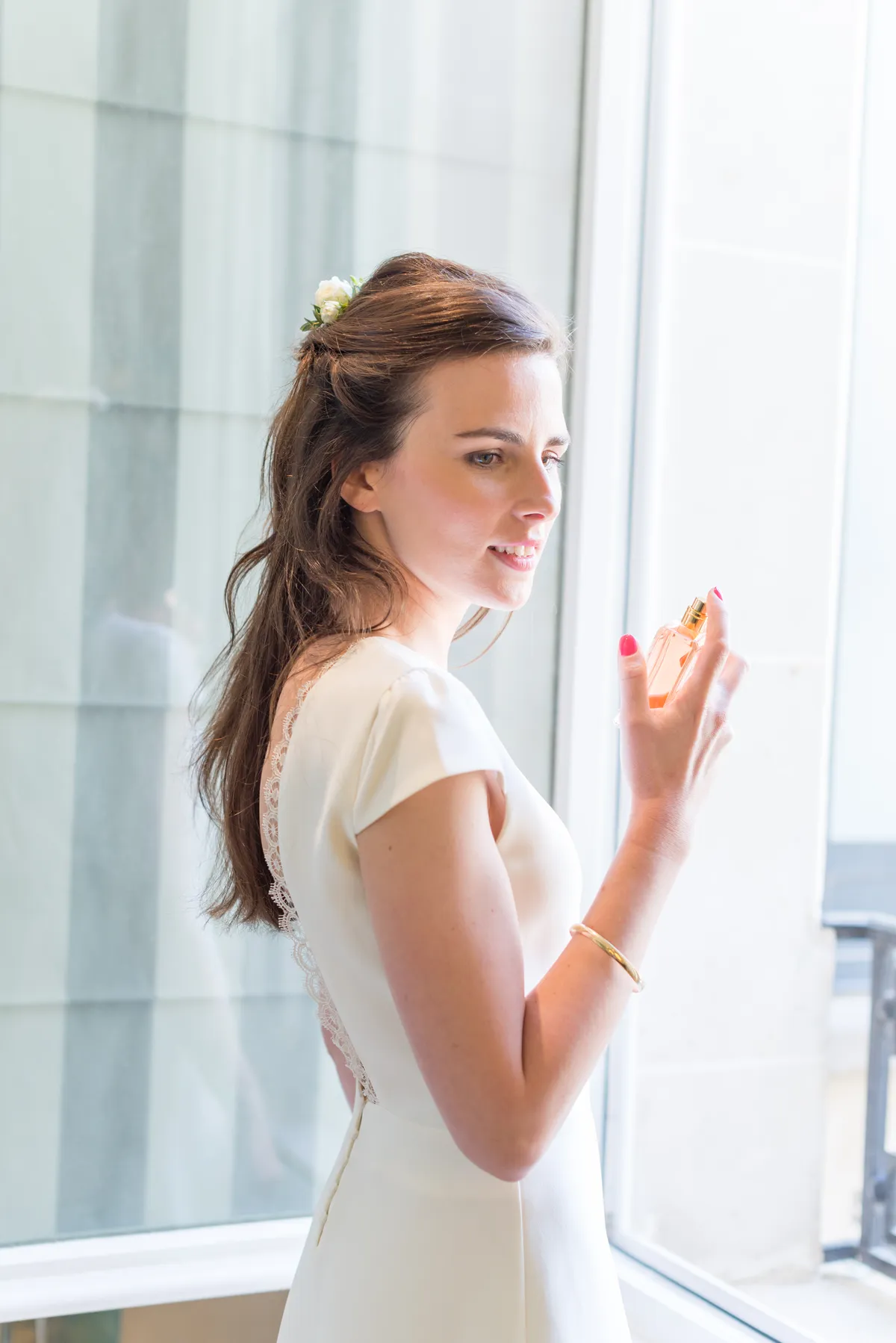 Photo mariage Savoie – mariée se parfume préparatifs mariage élégant