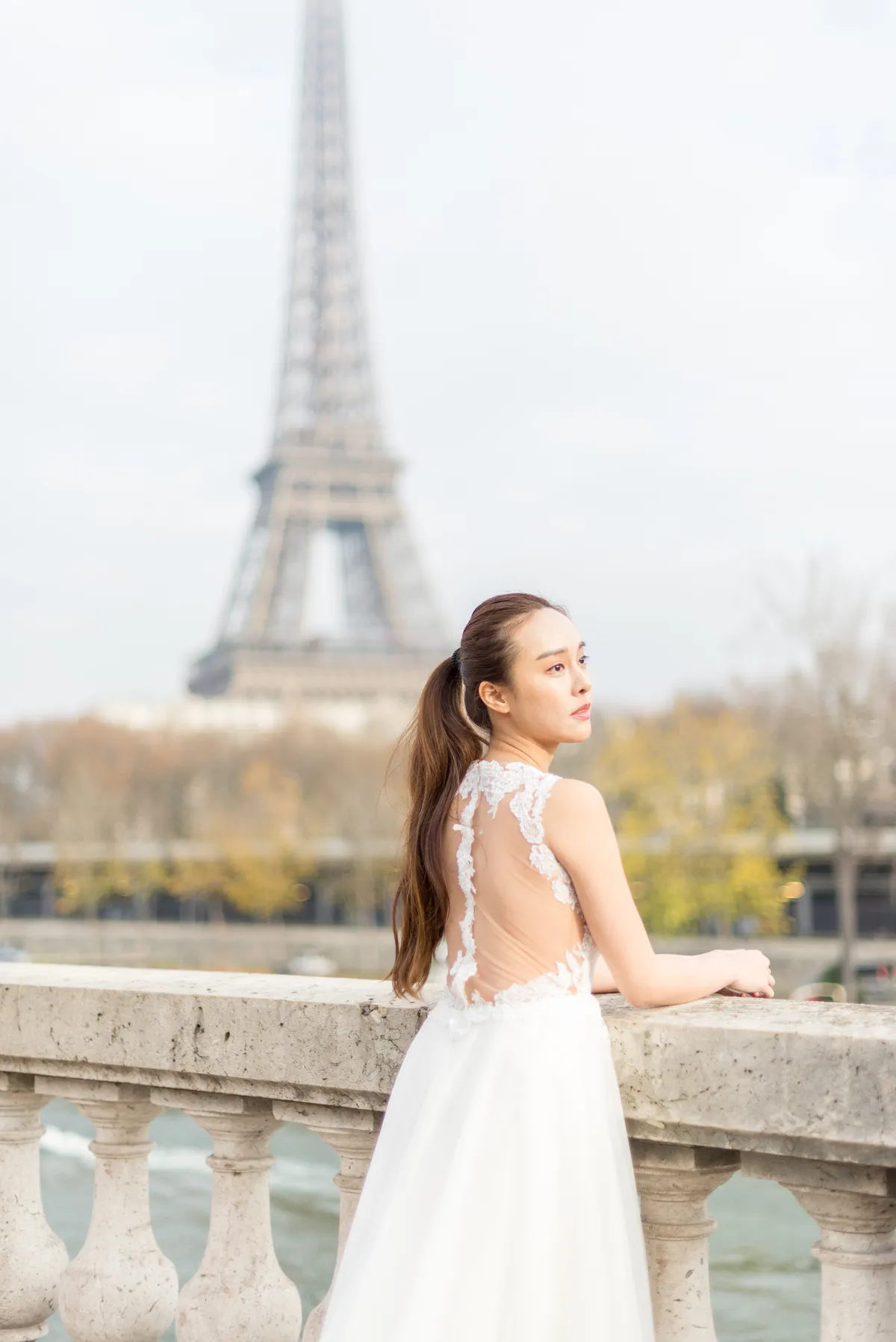 Photographe portrait mariage –  femme en robe de mariée élégante face à la Tour Eiffel