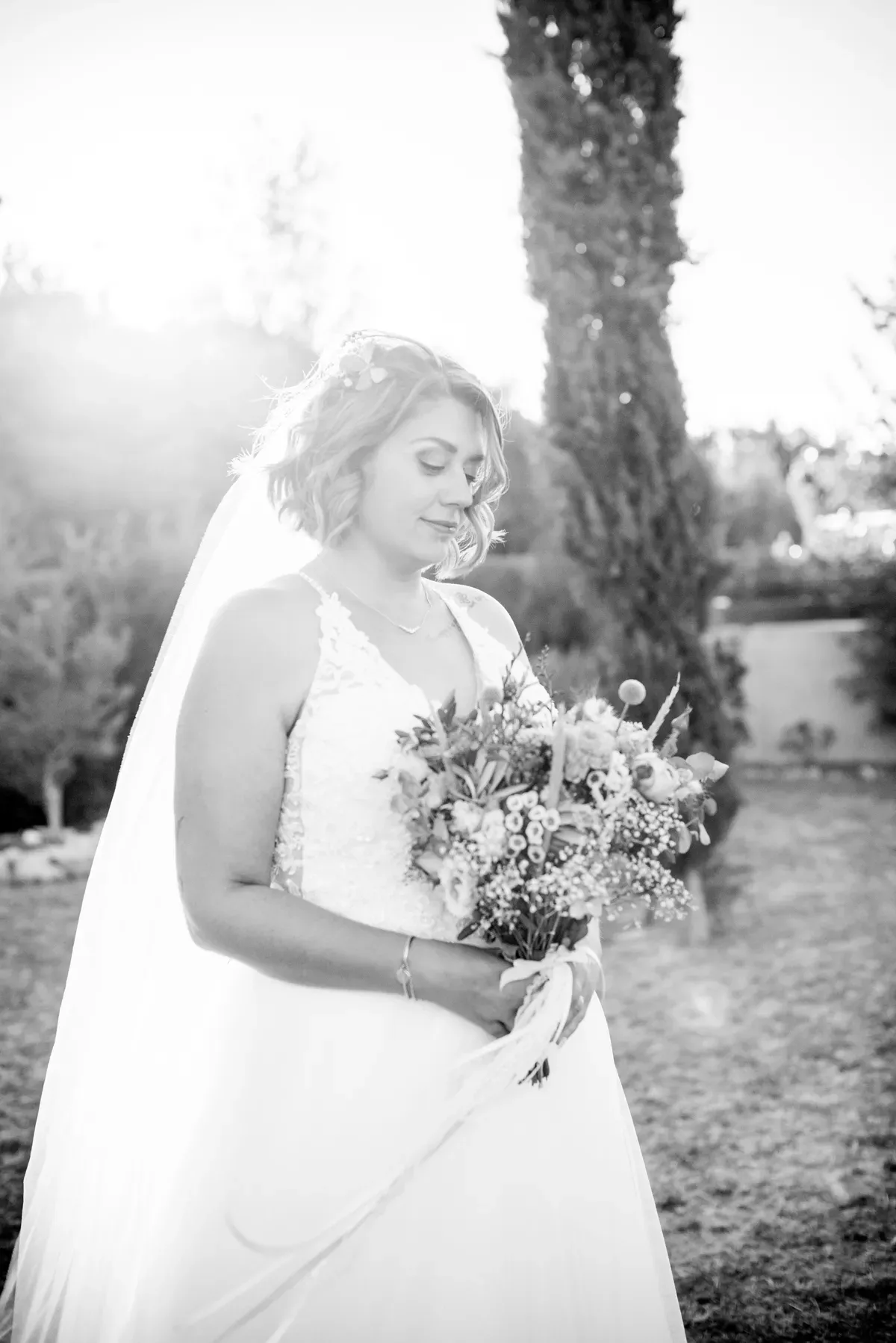 Photographe mariage Chambéry – portrait mariée bouquet fleurs golden hour
