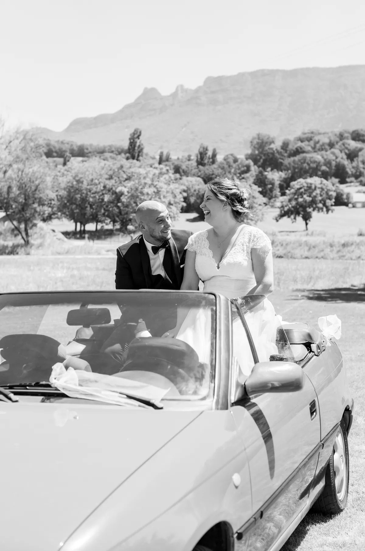 Photographe mariage 73 – mariés voiture décapotable Dent du Chat Yenne