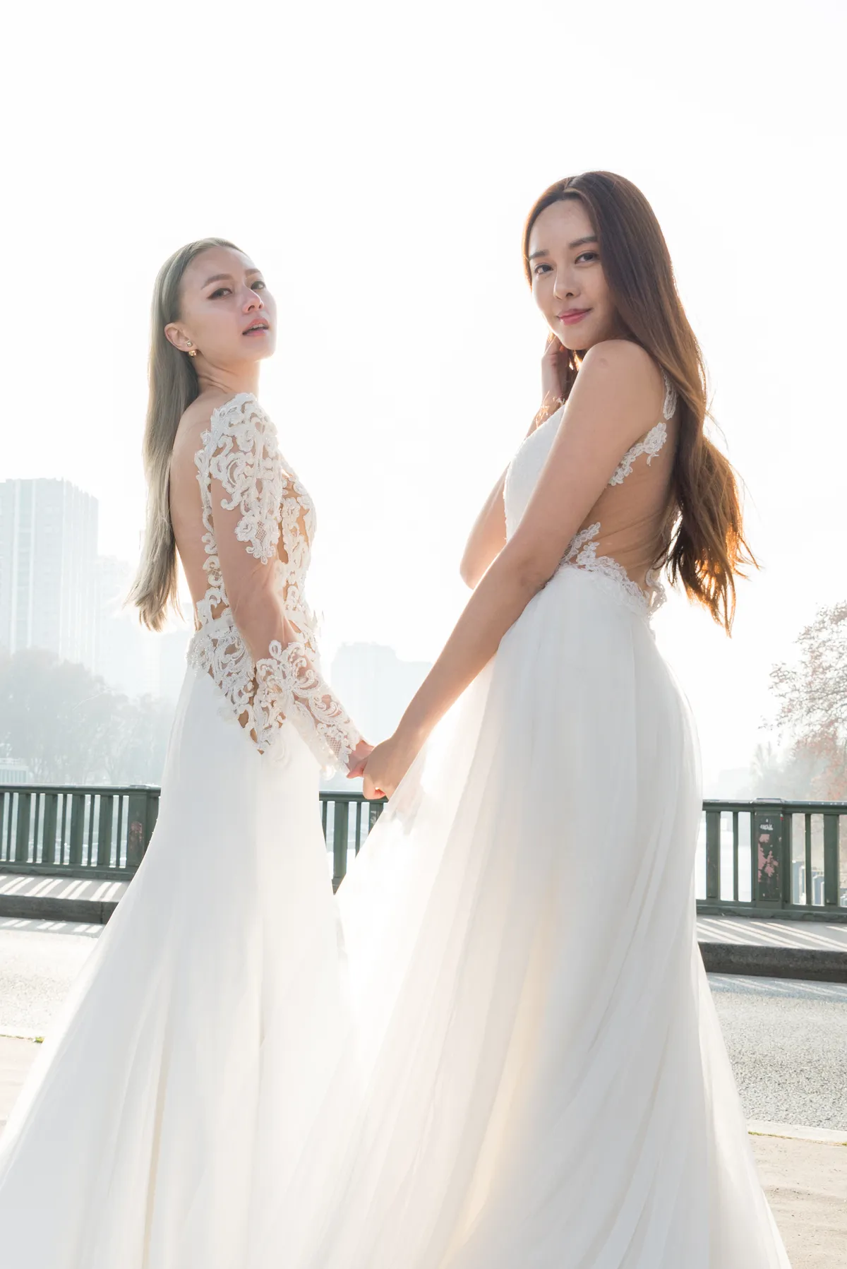 Photographe portrait mariage – jeunes femmes en robe de mariée-portrait lumineux