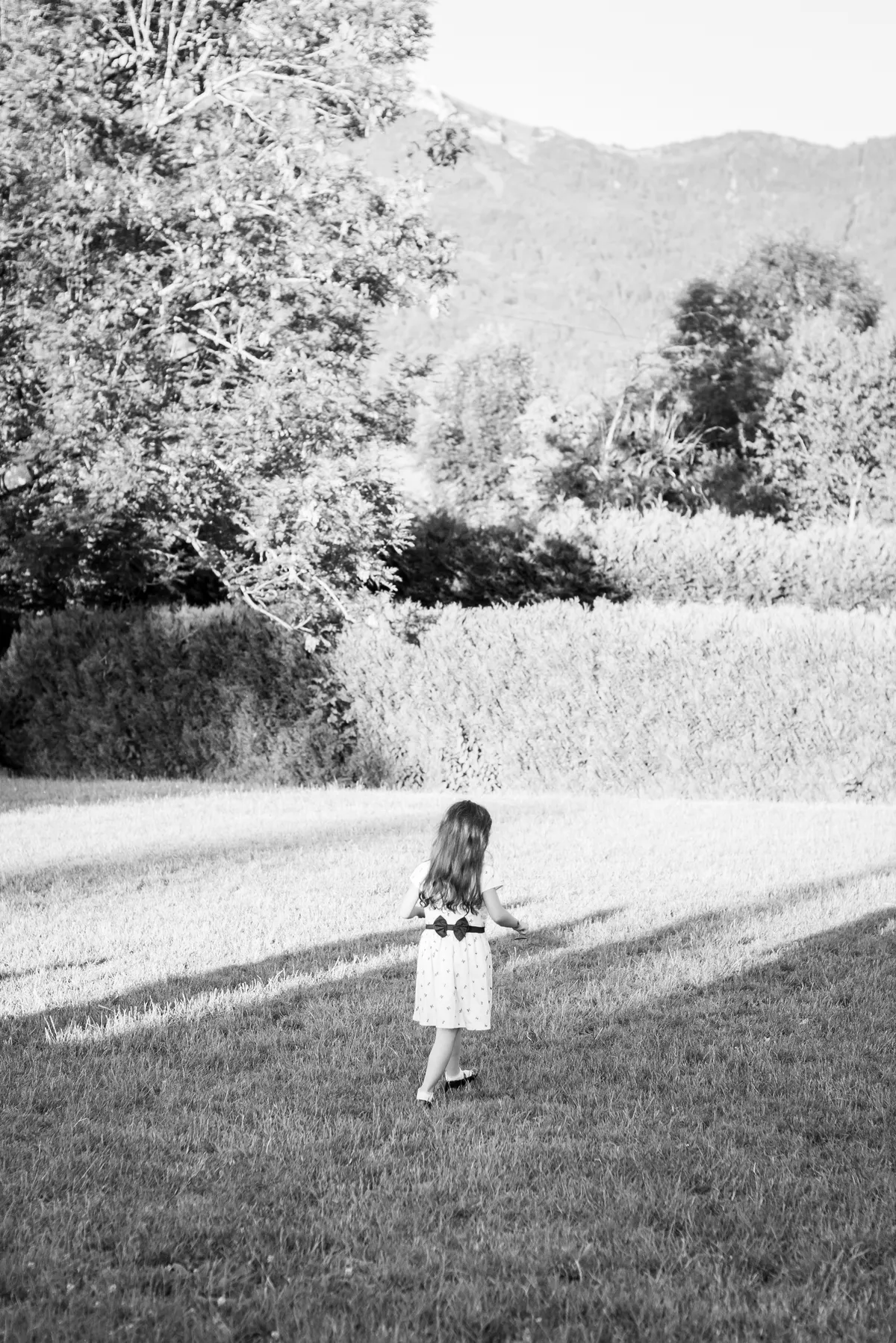 Photographe mariage Curienne Savoie – petite fille de dos vin d'honneur