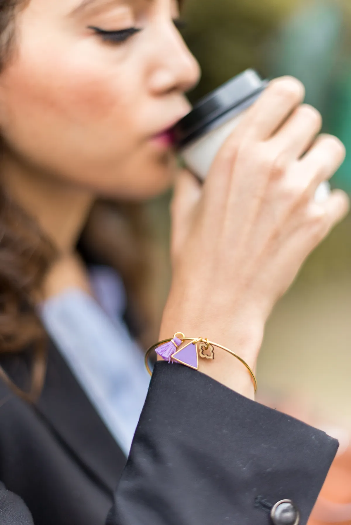 Photographe Annecy - jeune femme buvant un café  