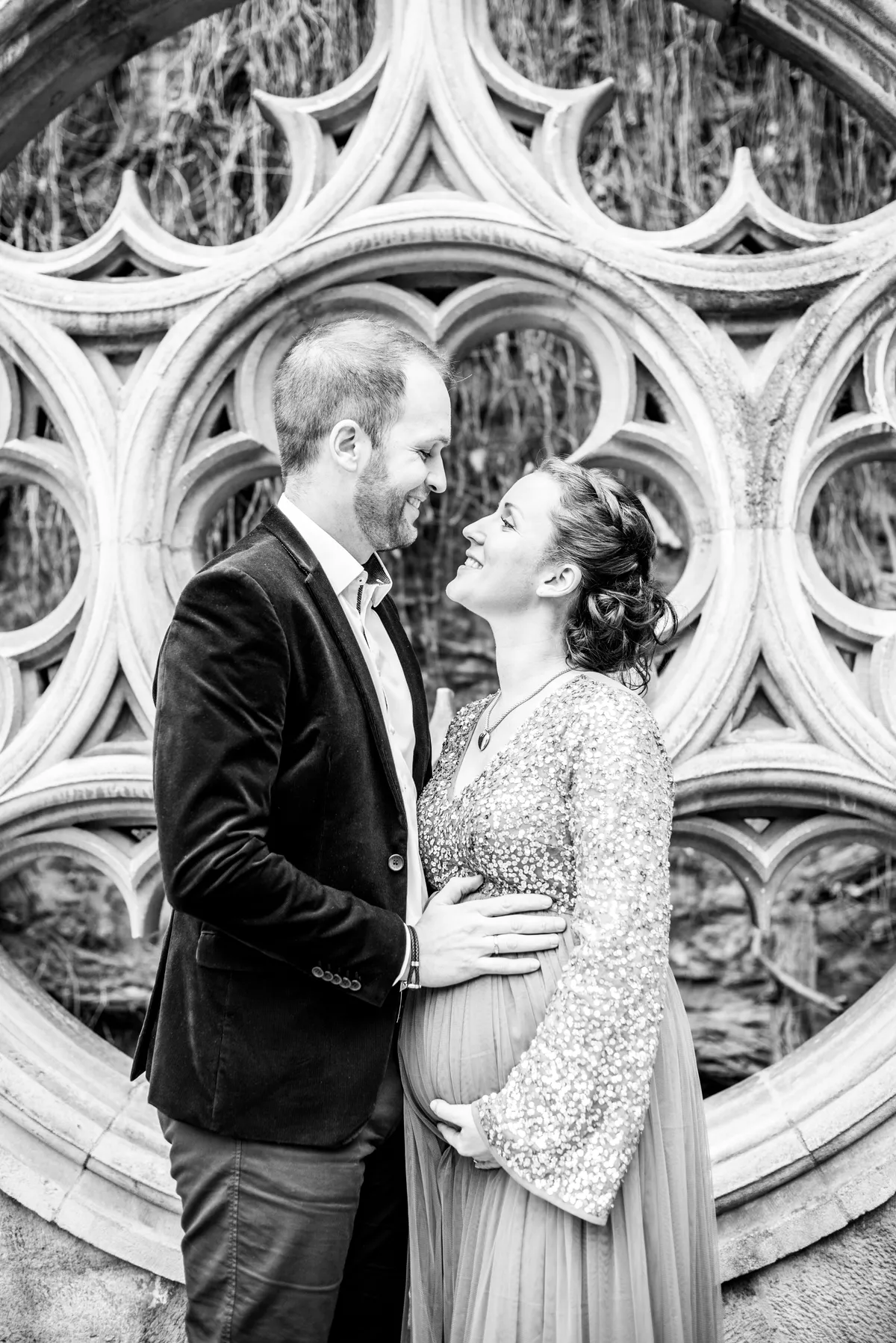 Photographe mariage Savoie – couple fiancée enceinte complices portrait