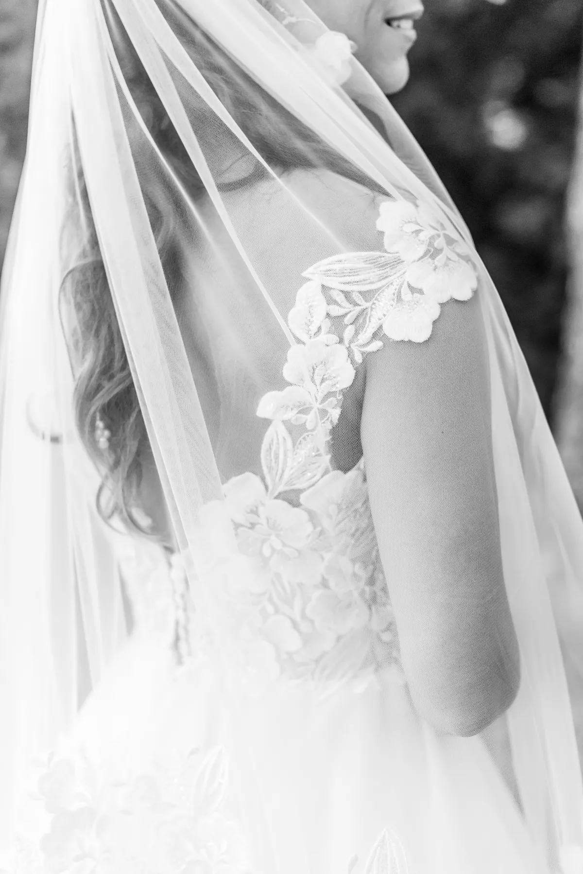 Phot en noir et blanc du voile de la mariée en Savoie