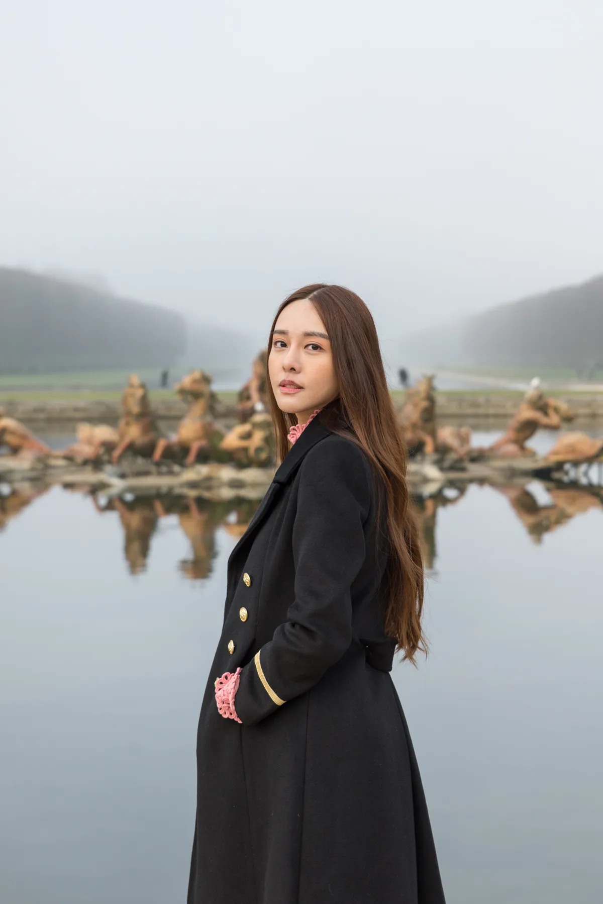 Photographe - jeune femme posant dans les jardins du Château de Versailles