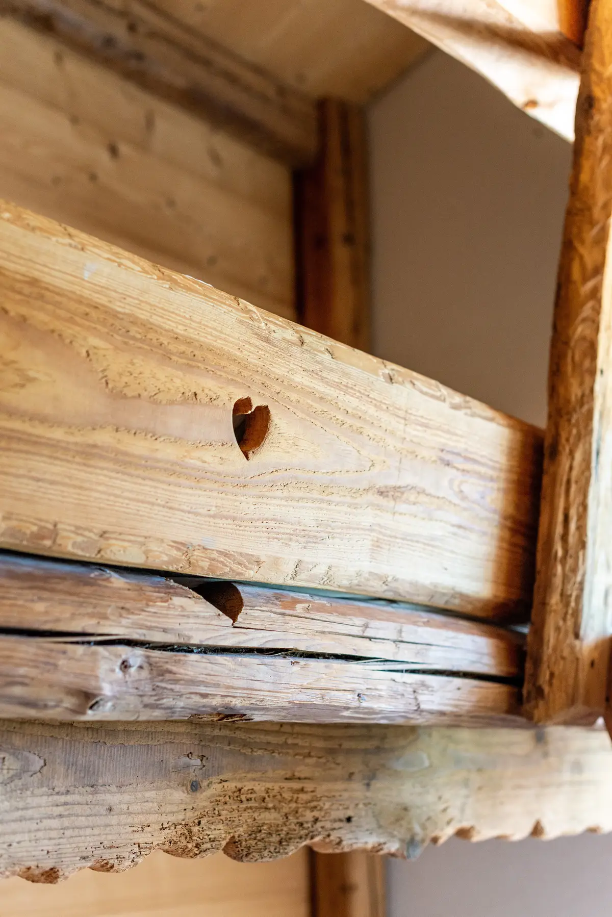 Photographe hôtelier Chamonix – détail cœur bois décoration chalet luxe
