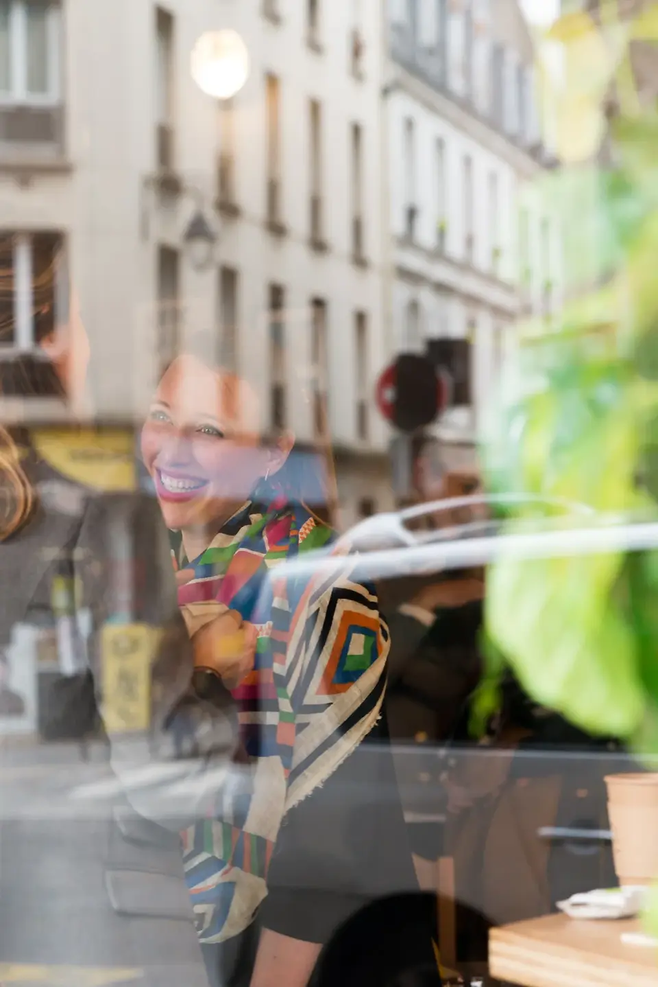 Photographe événementiel Aix-les-Bains - reflet d'une femme riant aux éclats à travers une vitre