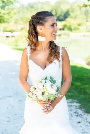 Portrait d'une mariée souriante en Savoie