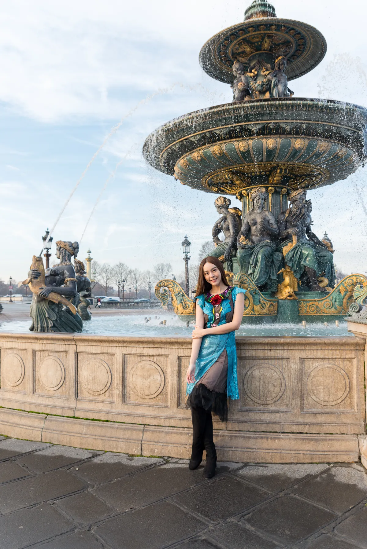 Photographe - jeune femme devant la fontaine de la place de la Concorde 