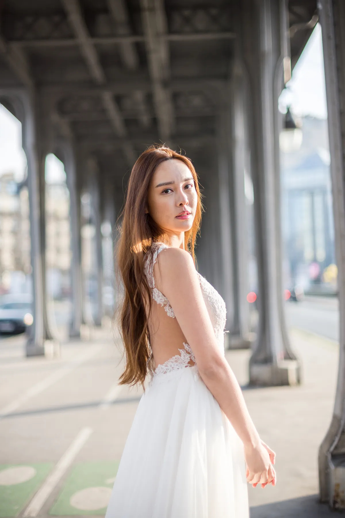 Photographe portrait mariage – jeune femme en robe de mariée sous un pont 