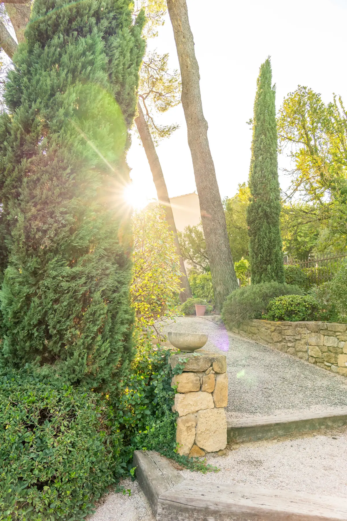 Photo hôtel Savoie – extérieur jardin hôtel lumière du soir élégant