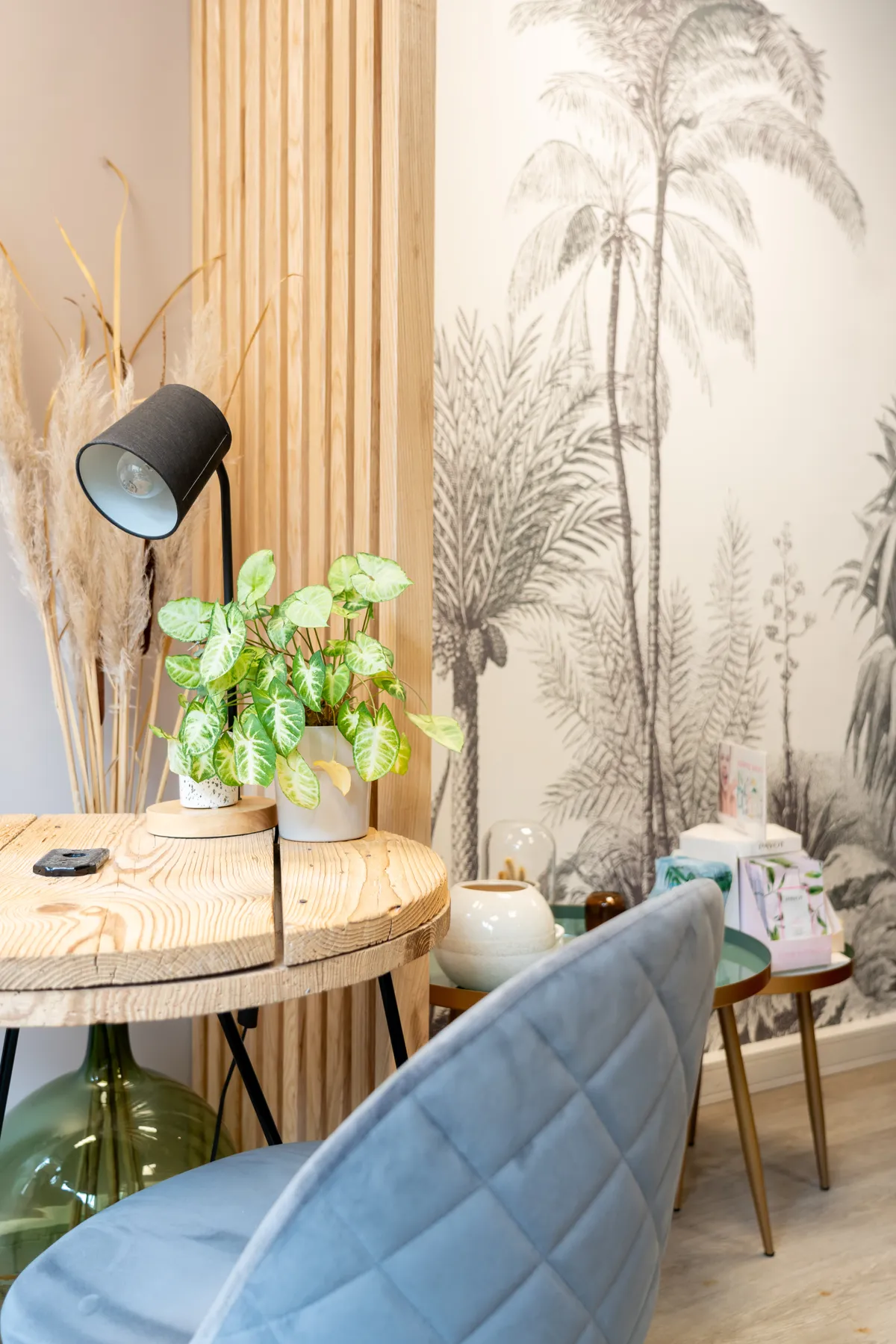 Photo entreprise Savoie – détail table fauteuil cosy ambiance institut beauté