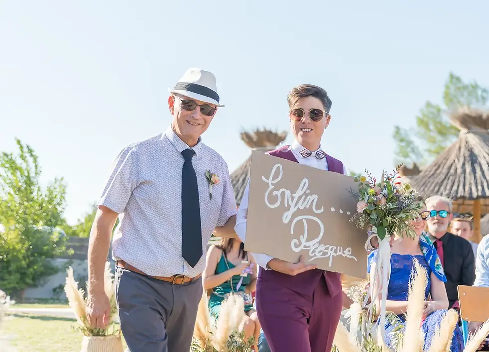 Photo mariage Savoie – père accompagne mariée arrivée cérémonie laïque