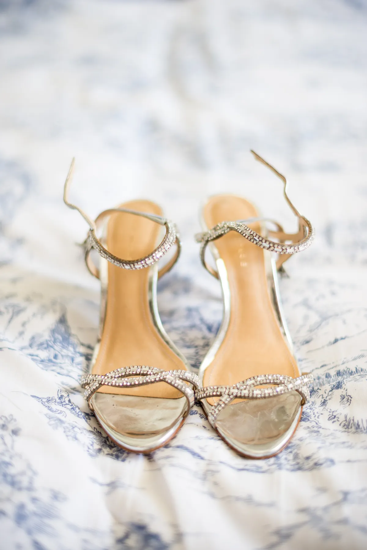 Photographe mariage Annecy – détail chaussures mariée préparatifs mariage