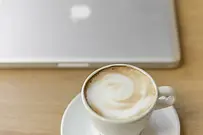 reportage-coworking-chambery-cafe-ordinateur-apple.webp
